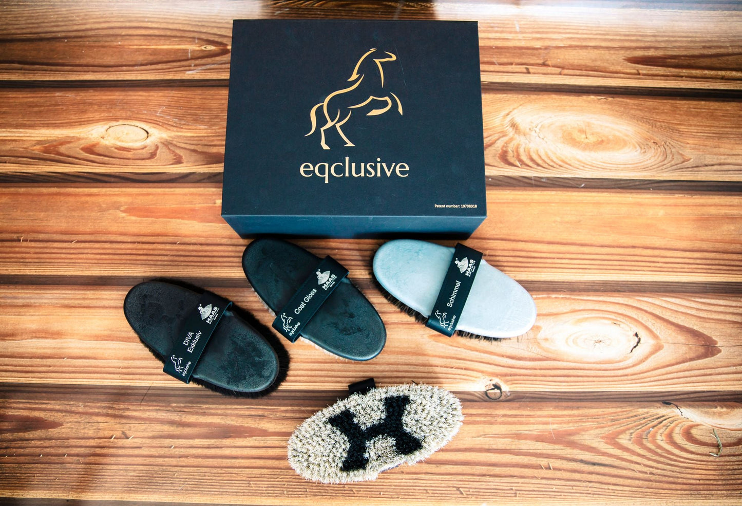 Eqclusive White, Grey & Coloured Pack for Horses ©